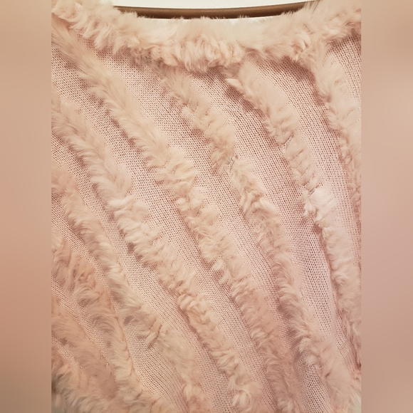 SWEATER PROJECT soft pastel pink PONCHO with REAL knitted rabbit fur stripes - Picture 4 of 5